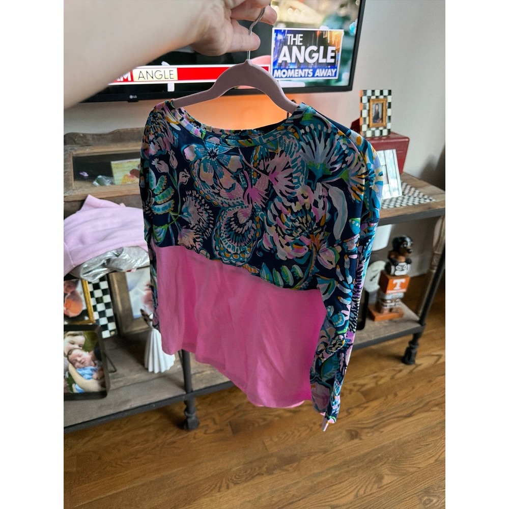 Lilly Pulitzer‎ Finn top features a boat neckline girls long sleeve medium 6-7